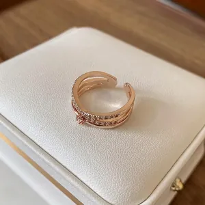 Bague croisée élégante en or rose avec cristaux micro-pavés sur boîte à bijoux