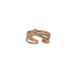 Bague croisée élégante en or rose avec cristaux micro-pavés et anneau ajustable