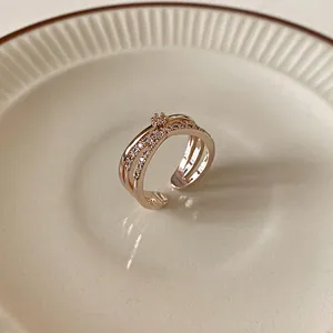 Vue détaillée de l'élégante bague croisée en or rose avec de cristaux micro-pave brillants.