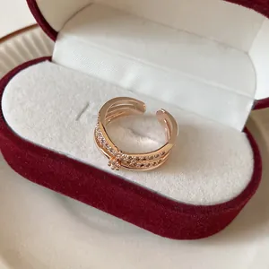Vue détaillée d'une élégante bague croisée en or rose avec des pierres micro-pave