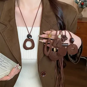 Collana con ciondolo geometrico in resina floccata marrone per maglioni autunno inverno