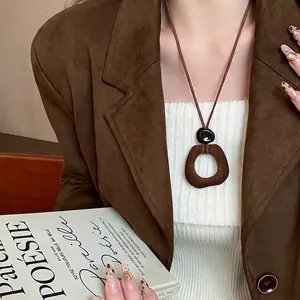 Collana con pendente geometrico in resina floccata e lungo cordino regolabile