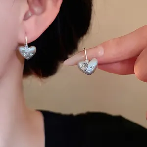 Orecchini a Cerchio in Lega con Strass a Forma di Cuore Spazzolato Opaco Stile Coreano Con Perno in Argento per Donna