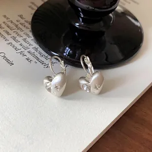 Eleganti orecchini a cuore in argento spazzolato minimalisti con strass scintillanti