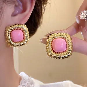 Orecchini quadrati vintage in oro con pietra rosa e bordatura a coste per donna