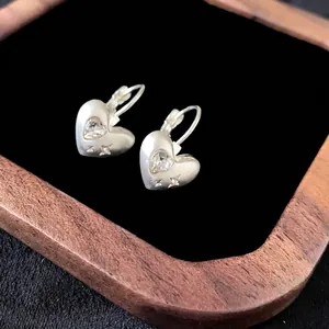 Eleganti orecchini a cuore in argento opaco con strass e dettagli a stella