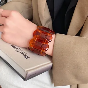Retro amber resin elastic bracelet for women with chic oval links