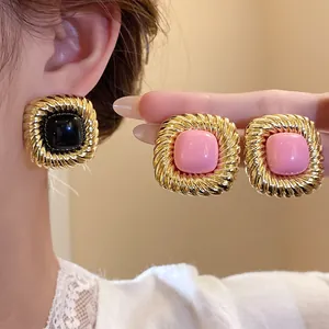 Eleganti orecchini quadrati vintage in oro con trama a torchon e pietre rosa e nere