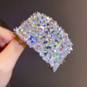 Dettaglio di pietre di zircone scintillanti su un bracciale rigido geometrico traforato