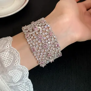 Vista dettagliata del bracciale traforato di lusso con zirconi rosa e cristalli chiari.