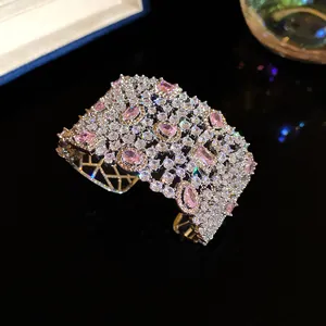 Primo piano di un lussuoso bracciale a polsino largo in zirconi con pietre rosa