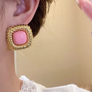 Eleganti orecchini quadrati vintage con trama dorata ritorta e centro rosa liscio