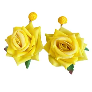 Eleganti orecchini a fiore in tessuto a forma di rosa gialla vivace con chiusura a perno
