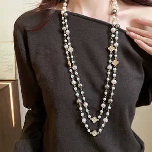 Elegante collana lunga di perle a doppio strato con quadrifoglio di strass