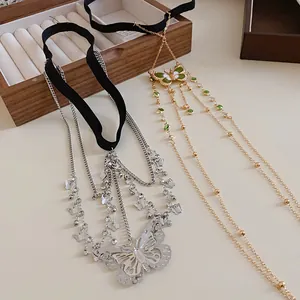 Detail of butterfly leg chain with zircon rhinestones and elegant gold/silver finish