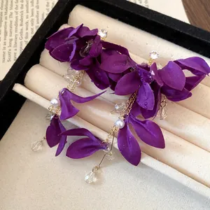 Eleganti orecchini a fiore in tessuto viola con accenti di perle e cristalli