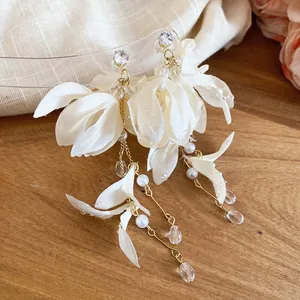 Eleganti orecchini pendenti a fiore in tessuto bianco con perle sintetiche e cristalli