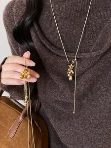 Dettaglio ravvicinato della collana lunga vintage stile Maillard con fiori e perle