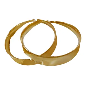 Klassische goldene flache Creolen aus Metall mit Silbernadeln für elegante Damen