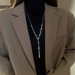 Vue détaillée d'un collier de pull long en forme de Y orné de zircons argentés étincelants