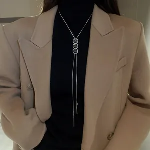 Long collier pull argenté avec triple pendentif en zircon sombre et pampilles