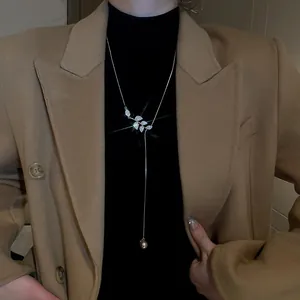 Long collier de feuilles de zircone étincelantes avec pendentif perle dorée raffiné