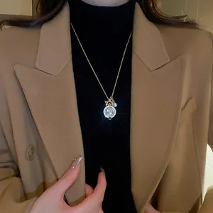 Collier pendentif monnaie luxe en zircon pour femmes avec perle élégante dorée .