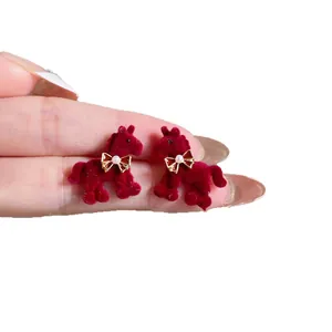 Boucles d'oreilles cheval en velours rouge avec nœud doré et perle hiver