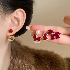 Vue détaillée de boucles d'oreilles élégantes en argent doré avec velours et perles