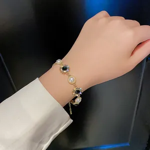 Bracelet Minimaliste Coréen Plaqué Or pour Femmes Avec Perles Artificielles Cristaux Artificiels et Charmes de Fleurs en Strass Bijoux Réglables Cadeau