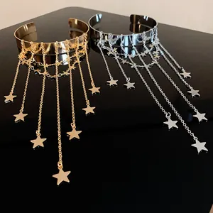 Gouden en zilveren ster kwastje open manchet armbanden met hangende sterren.