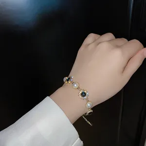 Vue macro détaillée d'un élégant bracelet en perles et cristaux bleus sur un poignet féminin