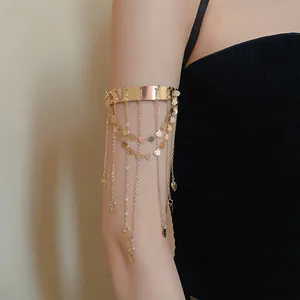 Elegante gouden hart kwastje armketting sieraden met verfijnde hangende details op het model