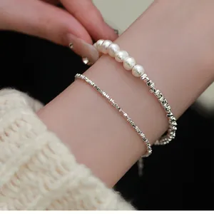 Elegante bracciale a due strati con perle d'argento irregolari e perle naturali al polso