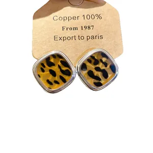 Klassische quadratische Ohrstecker mit Leopardenmuster auf Kraftpapier-Displaykarte
