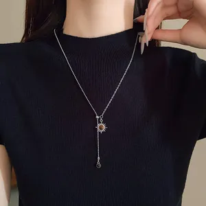 Detailansicht einer Vintage-Sonnenhalskette mit Tigerauge-Stein an einem Modell
