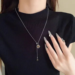 Nahaufnahme einer eleganten Vintage-Sonnenhalskette mit Tigerauge-Stein am Modell