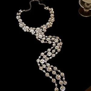 Dettaglio ravvicinato di strass tondi su una collana con nappe a cascata stile vintage