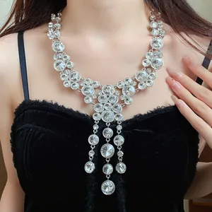Vista dettagliata di una collana vintage con nappe e cristalli tondi scintillanti su una modella