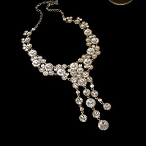 Macro dettagliata della collana in stile palazzo vintage con scintillanti nappe di cristallo