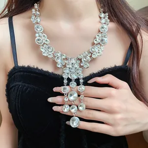 Elegante collana con nappe in strass tondi stile francese vintage indossata da una modella