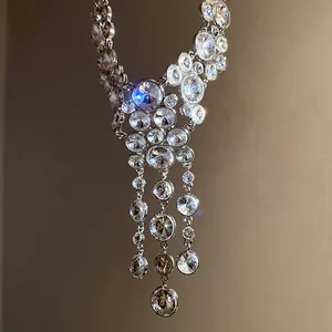 Dettaglio macro di un'elegante collana a nappa in stile francese con cristalli arrotondati