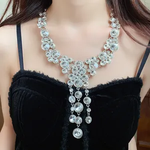 Dettaglio di una collana in stile francese con strass circolari scintillanti e nappe.