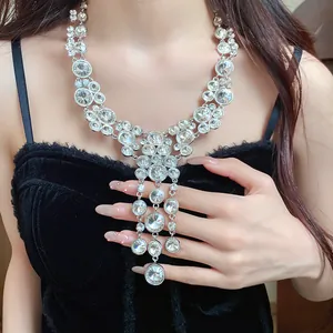 Vista dettagliata di un'elegante collana vintage francese con nappe e diamanti circolari
