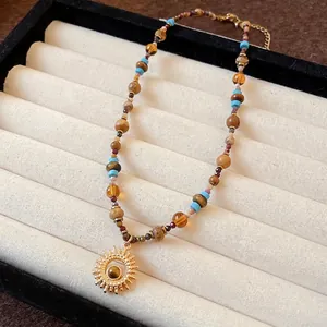 Collana stile etnico retrò in acciaio inossidabile con perle colorate e ciondolo a sole