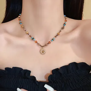 Collana retrò stile etnico in acciaio inox con pendente a sole e perline colorate da donna.