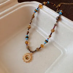Collana retrò in acciaio inossidabile con pendente a sole e perline in pietre etniche.
