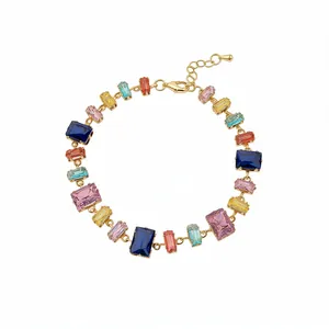 Bracelet vintage doré orné de zircons rectangulaires multicolores et éclatants.