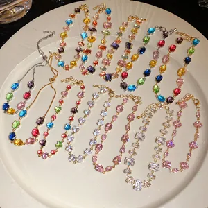 Vue détaillée de bracelets vintage en zircon coloré sur une assiette en céramique.