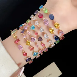 Divers bracelets en zircon coloré de formes variées présentés sur un poignet.